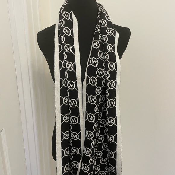 Michael Kors MK Argyle Black Off White Framed Diamond Print Scarf NEW - Picture 3 of 5